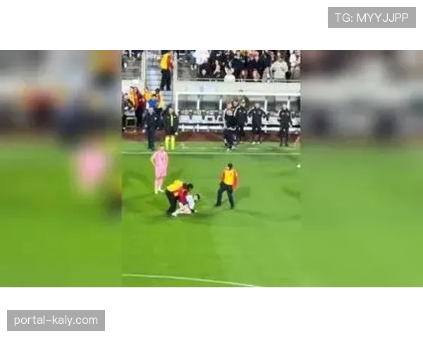 特写:小球迷冲入场内与偶像萨卡击掌,随后被安保人员带离